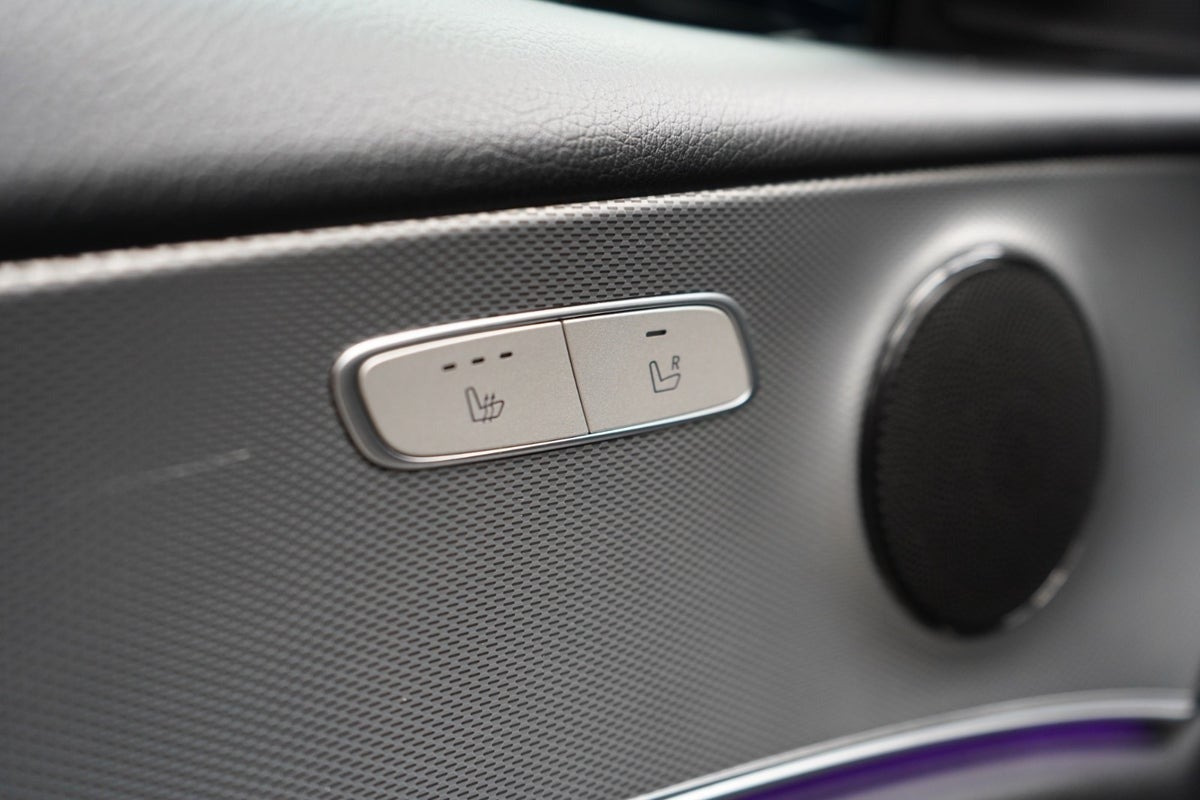 Blå Mercedes E220 d fra 2020