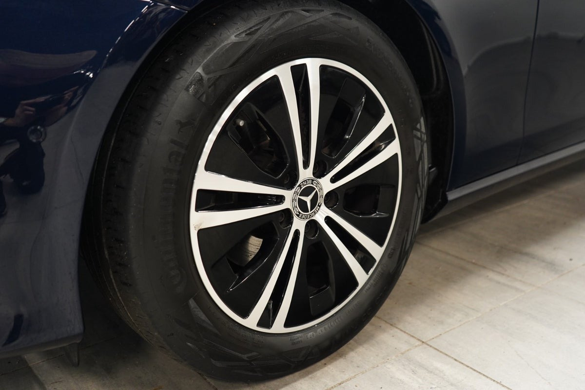 Blå Mercedes E220 d fra 2020