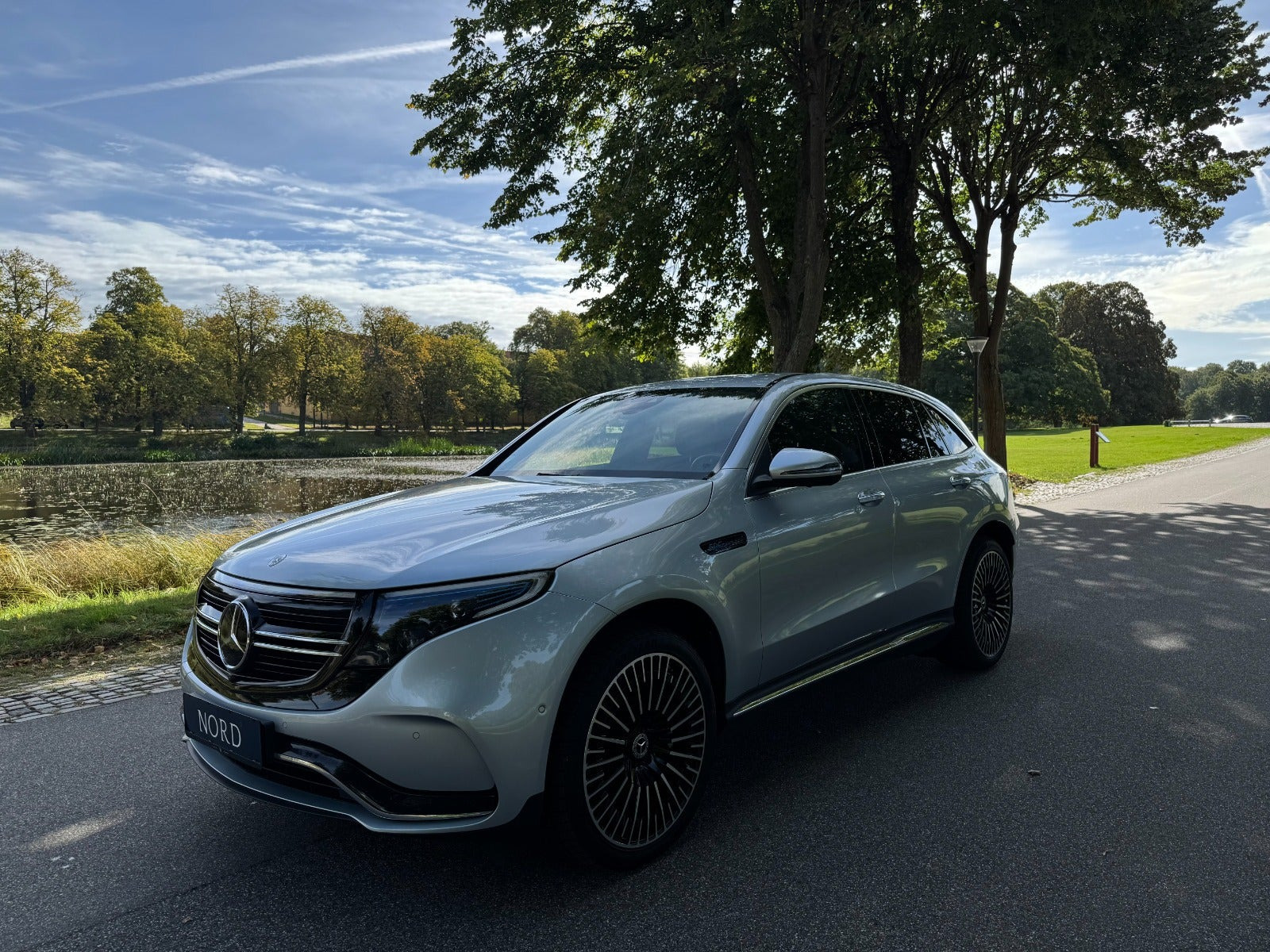 Grøn Mercedes EQC400 fra 2021