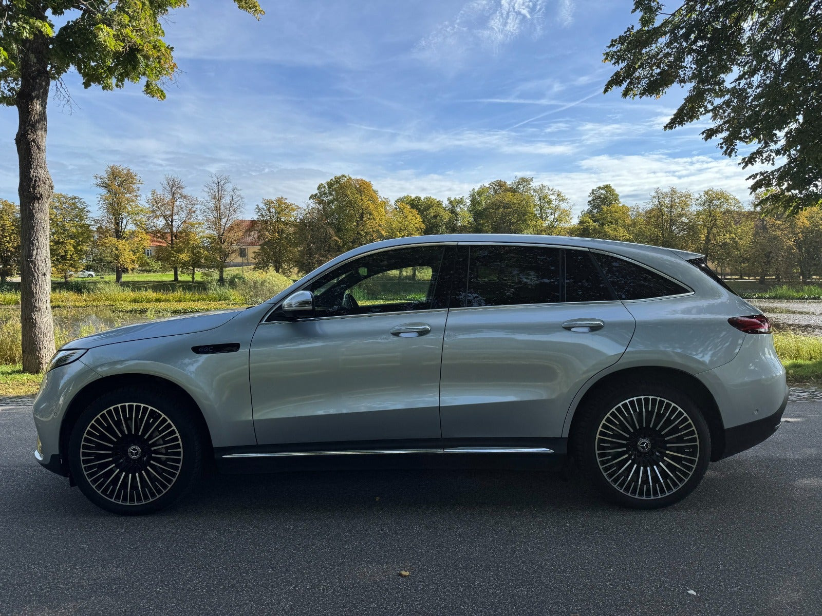 Grøn Mercedes EQC400 fra 2021