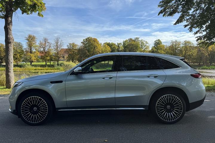 Grøn Mercedes EQC400 fra 2021