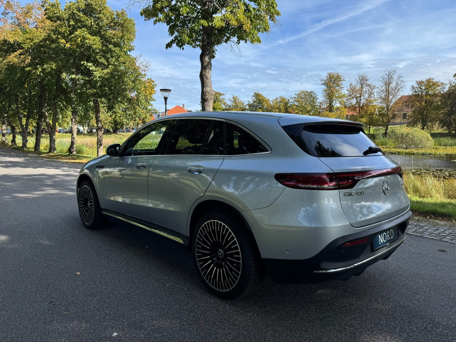 Grøn Mercedes EQC400 fra 2021