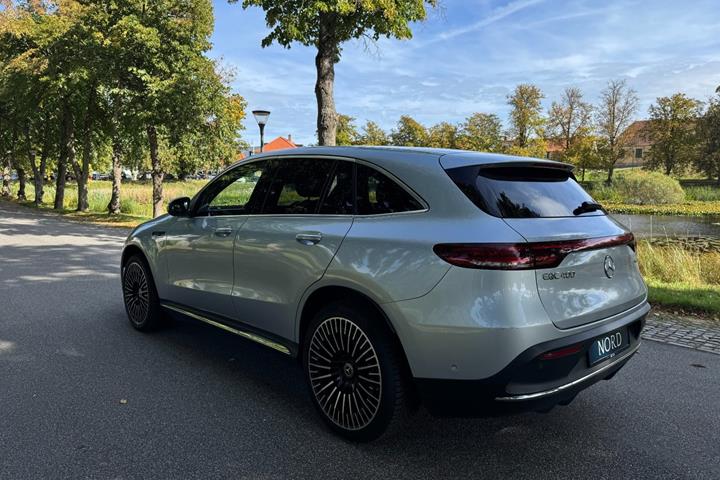 Grøn Mercedes EQC400 fra 2021
