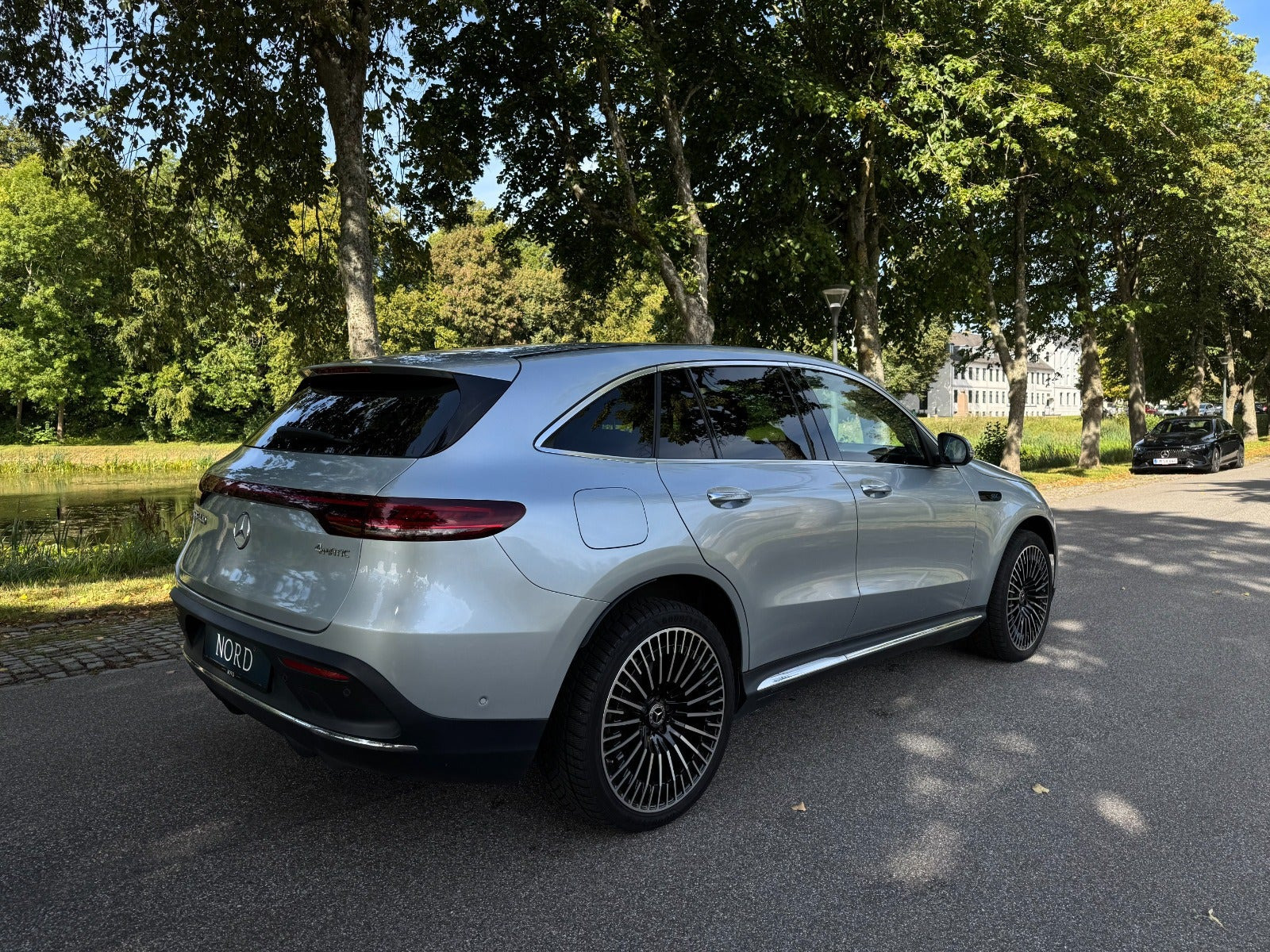 Grøn Mercedes EQC400 fra 2021