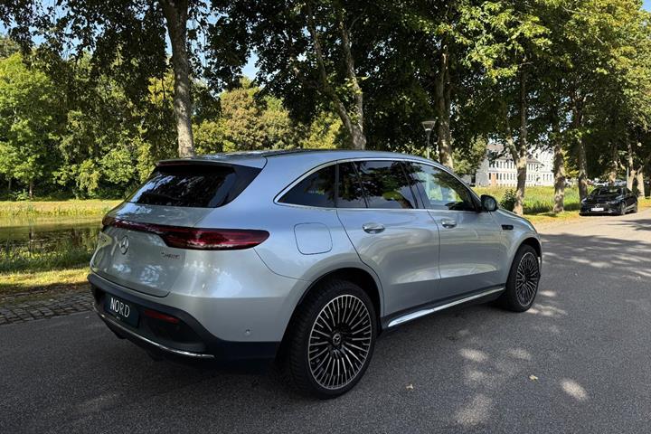 Grøn Mercedes EQC400 fra 2021
