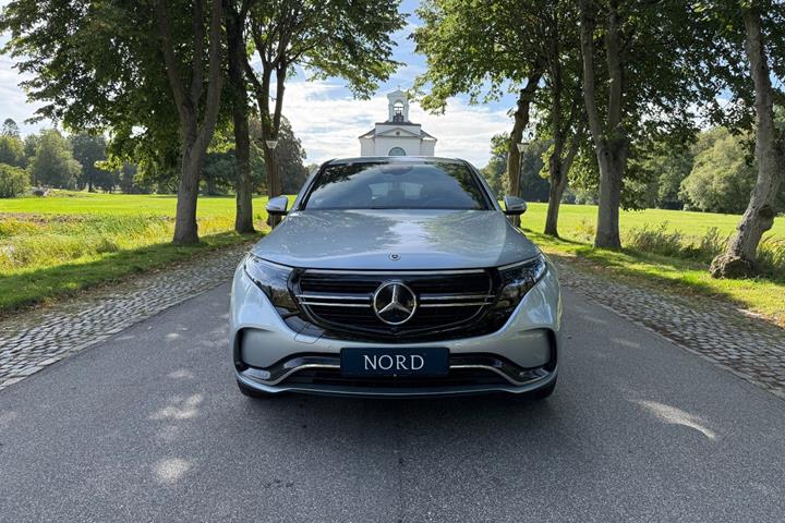 Grøn Mercedes EQC400 fra 2021