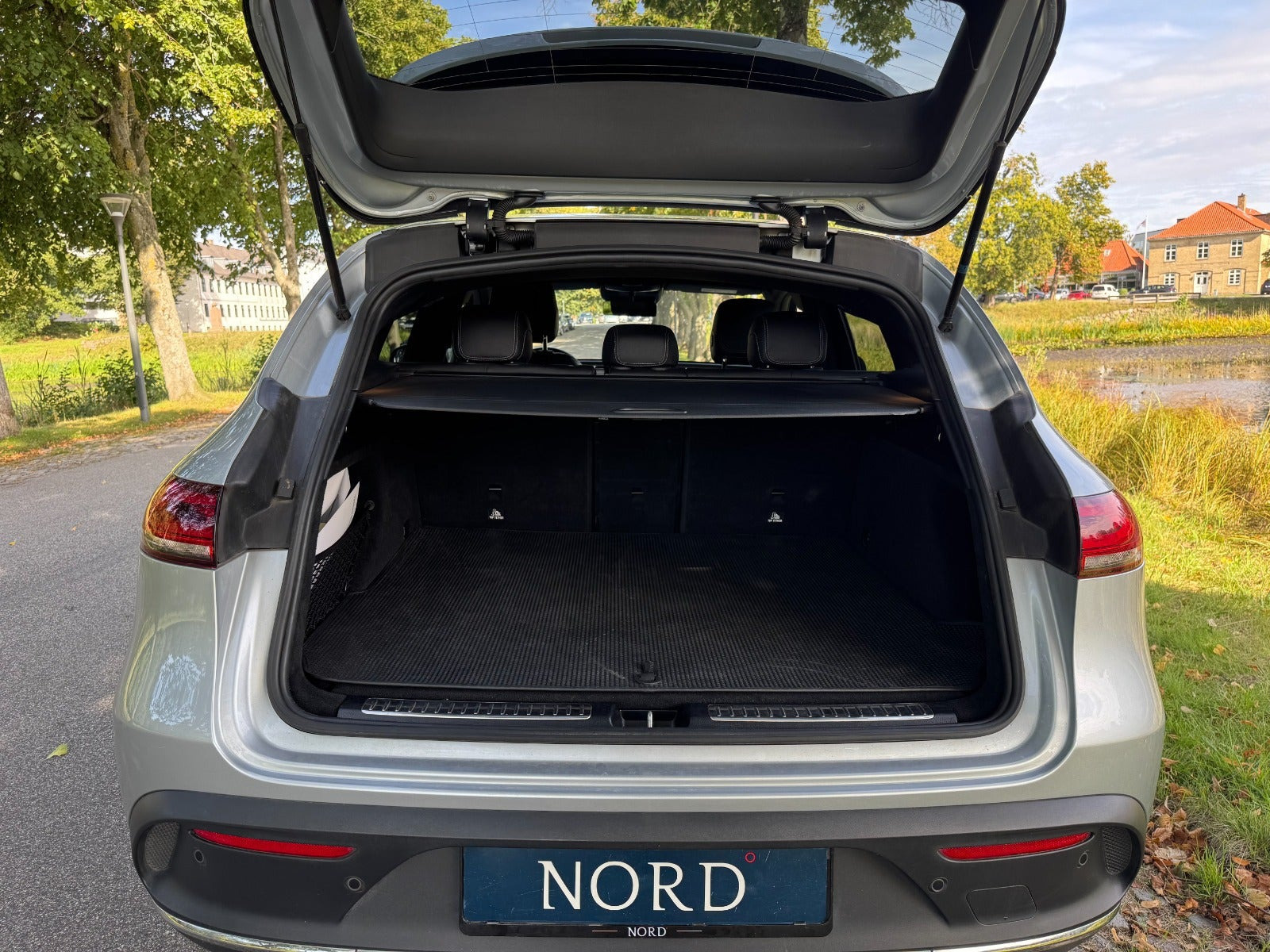 Grøn Mercedes EQC400 fra 2021