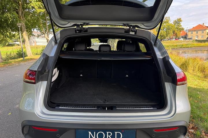 Grøn Mercedes EQC400 fra 2021