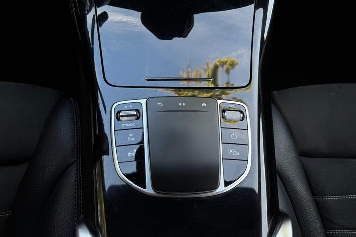 Grøn Mercedes EQC400 fra 2021