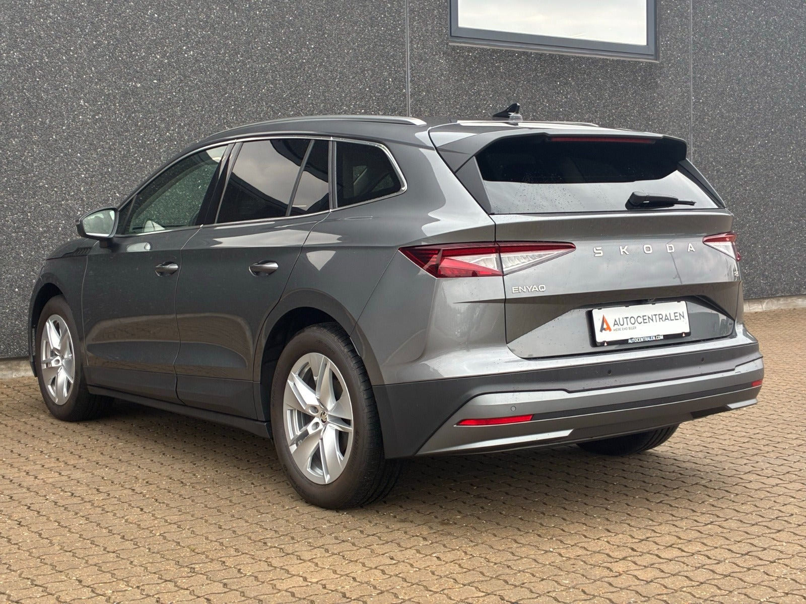 Grå Skoda Enyaq fra 2025