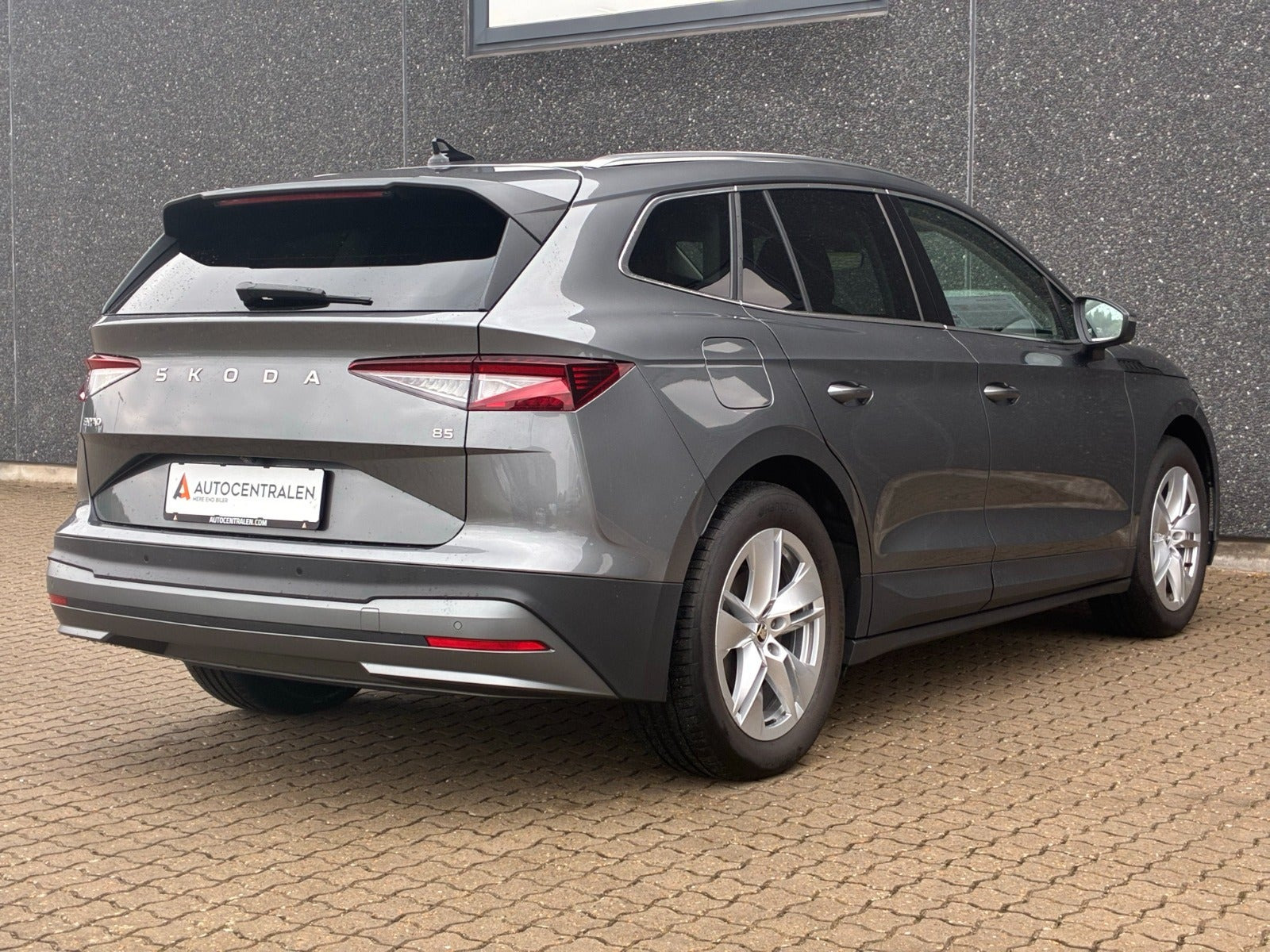 Grå Skoda Enyaq fra 2025