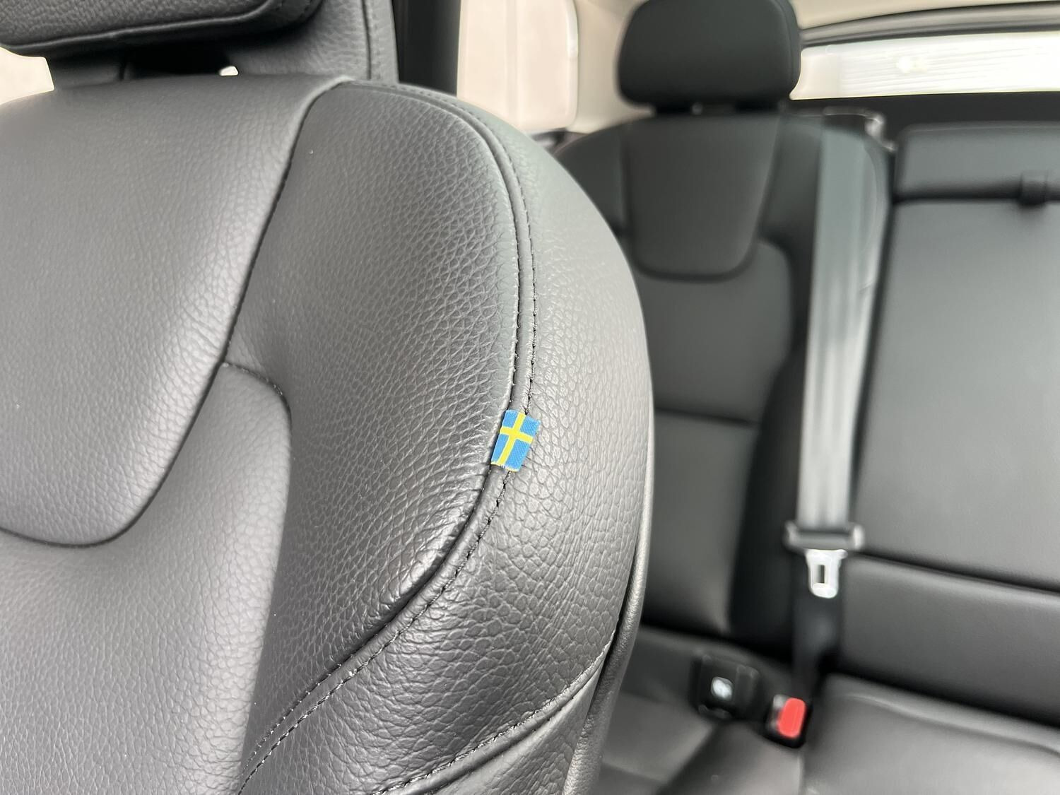 Grå Volvo XC60 fra 2023