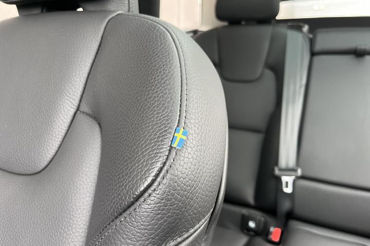 Grå Volvo XC60 fra 2023