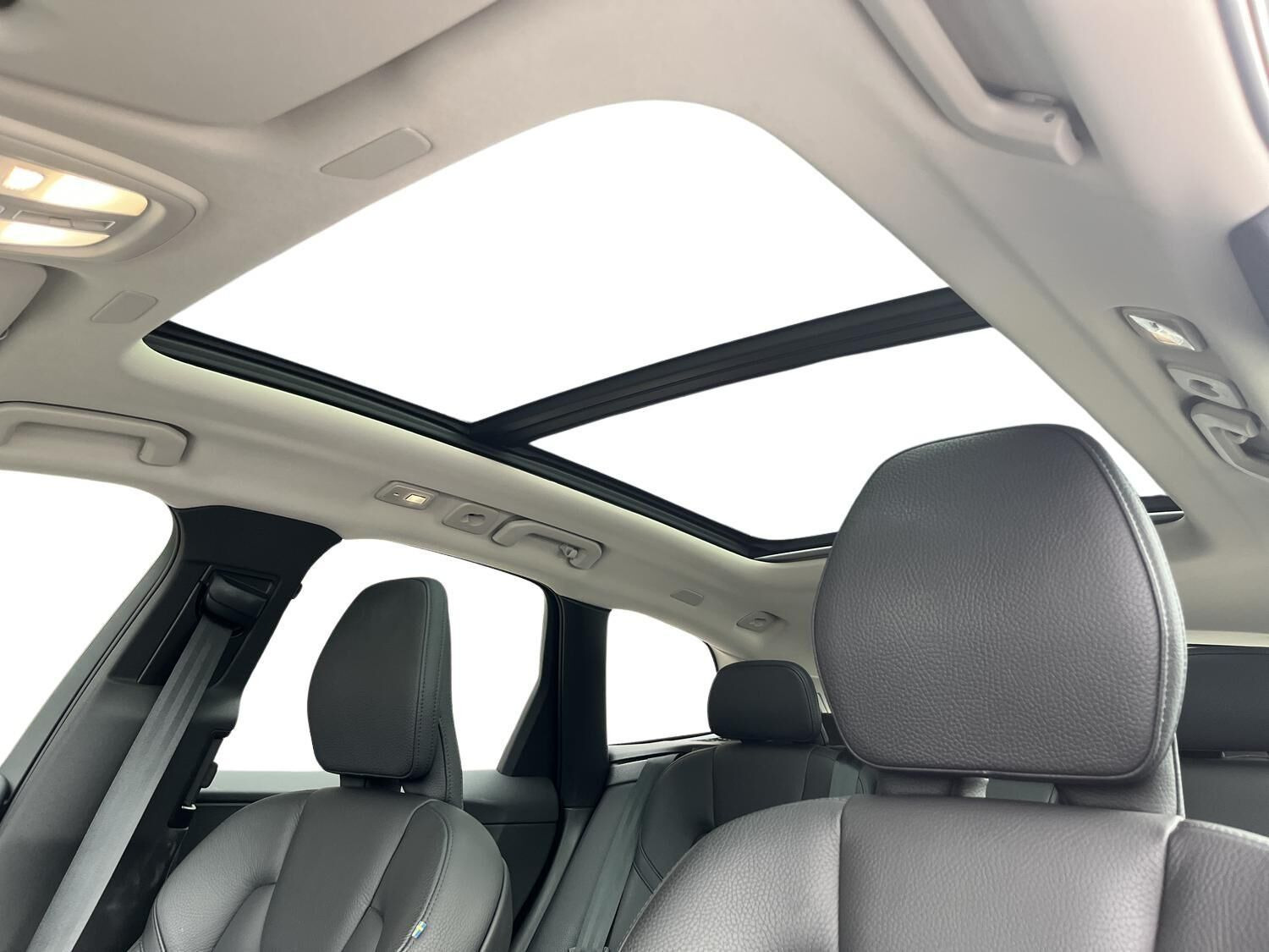 Grå Volvo XC60 fra 2023