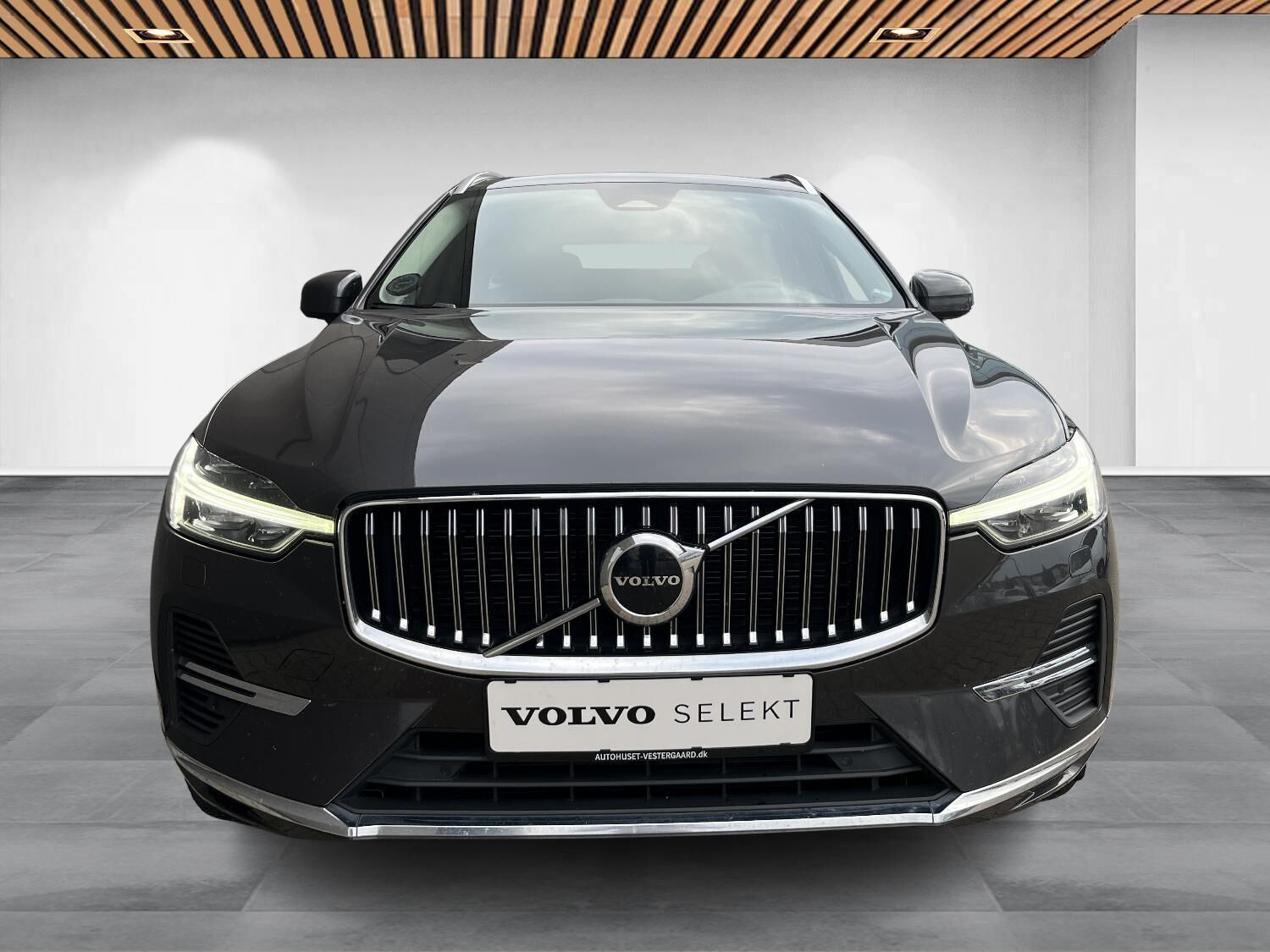 Grå Volvo XC60 fra 2023