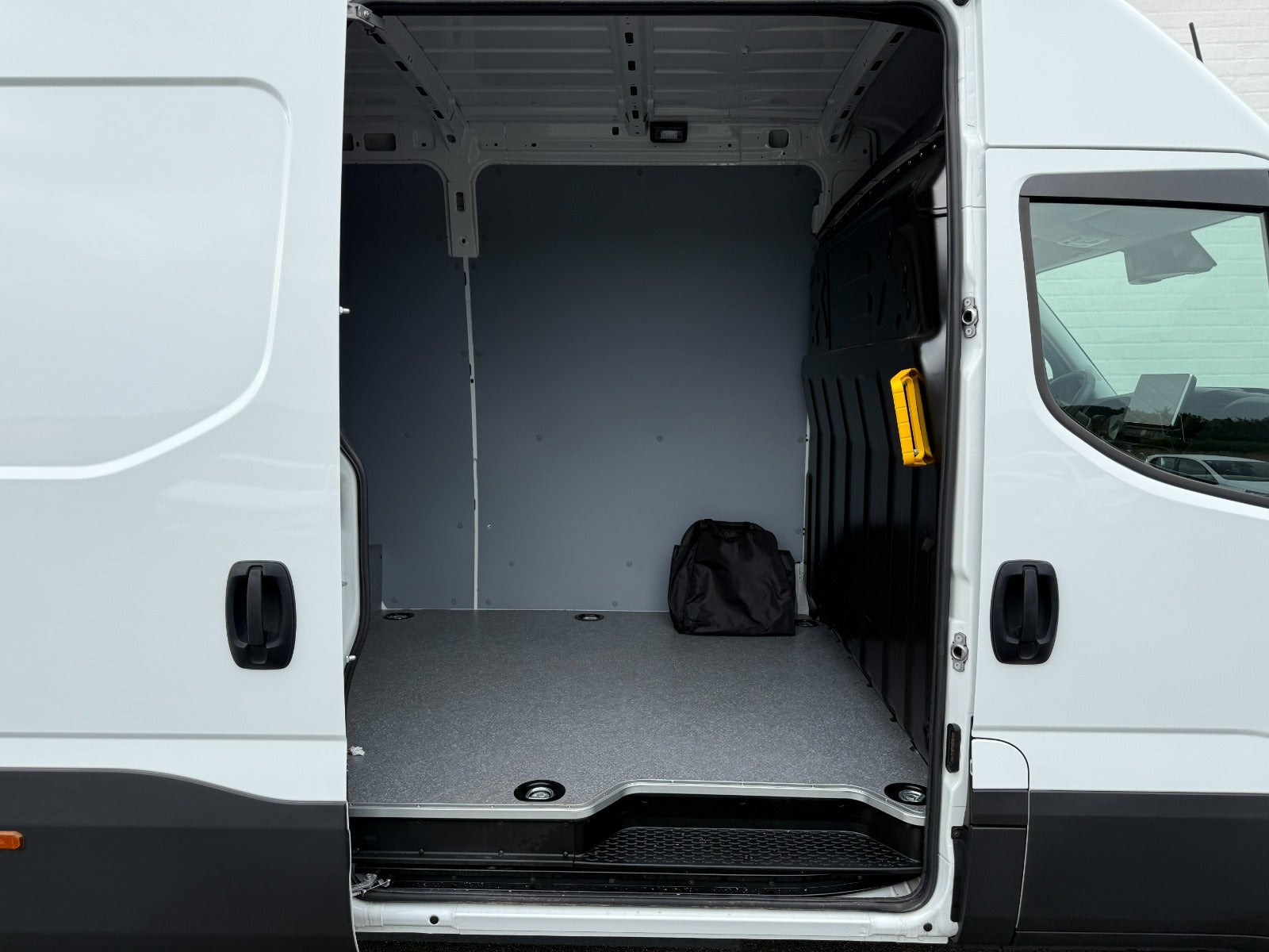Hvid Iveco eDaily fra 2026
