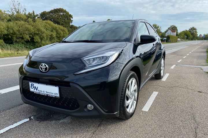 Sort Toyota Aygo X fra 2024 set udefra