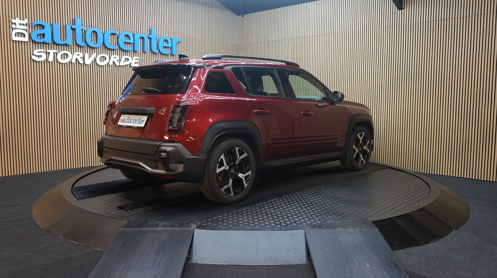 Rød Renault 4 E-Tech fra 2025