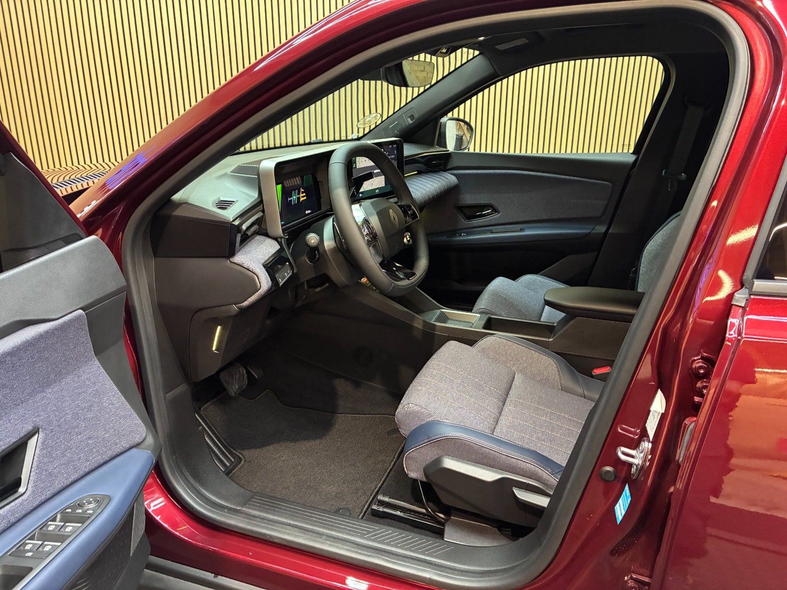 Rød Renault 4 E-Tech fra 2025
