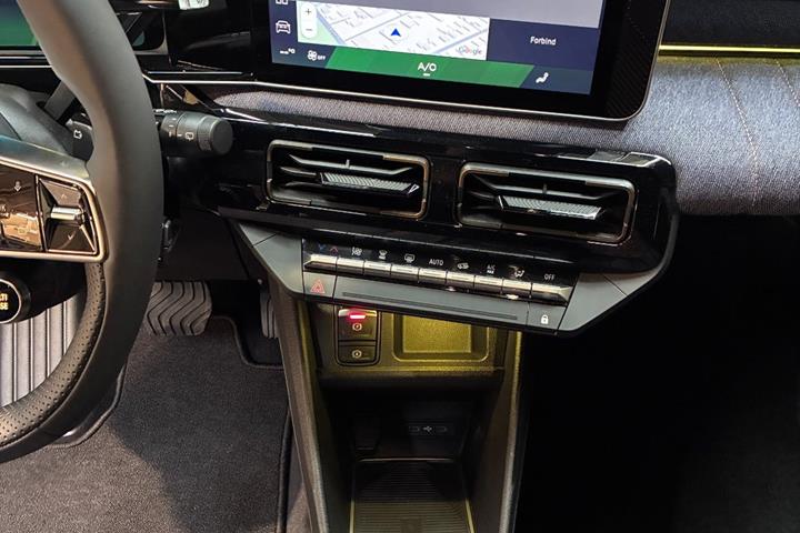 Rød Renault 4 E-Tech fra 2025