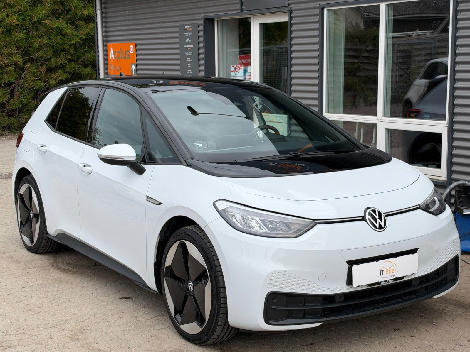 Hvid VW ID.3 fra 2023 set udefra