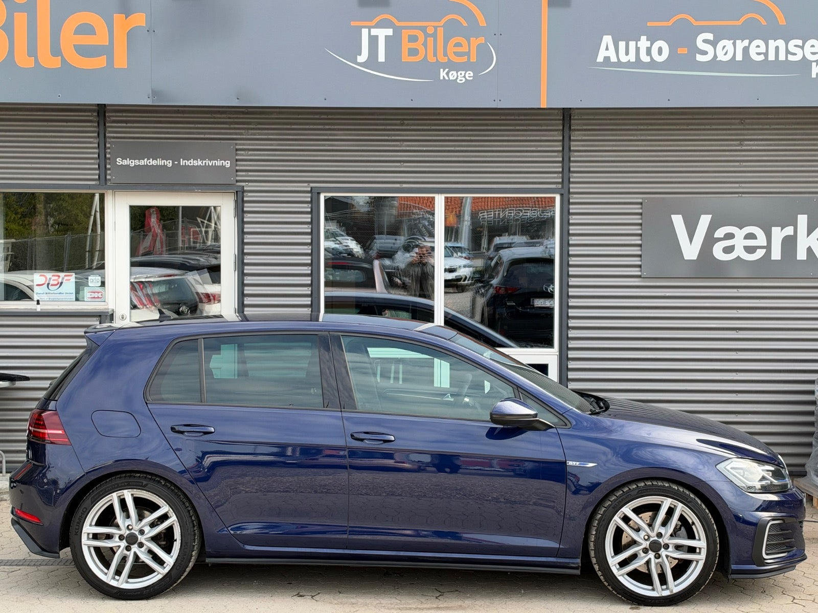 Blå VW Golf VII fra 2020