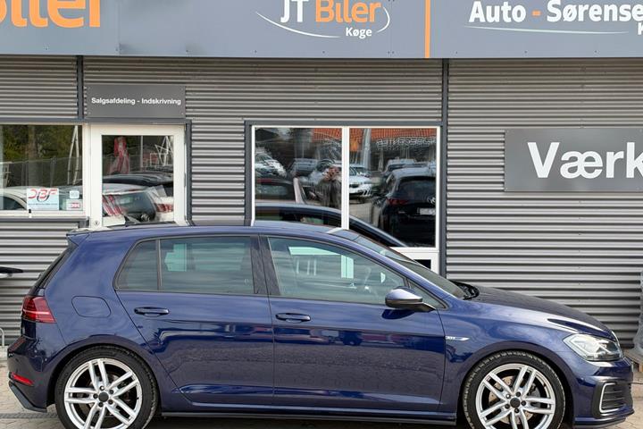 Blå VW Golf VII fra 2020