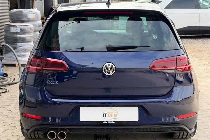 Blå VW Golf VII fra 2020