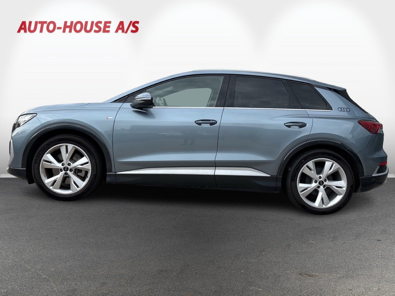 Blå Audi Q4 e-tron fra 2024