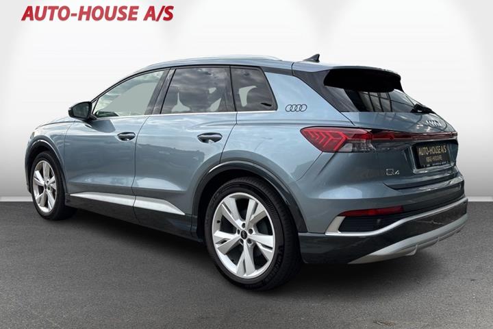 Blå Audi Q4 e-tron fra 2024