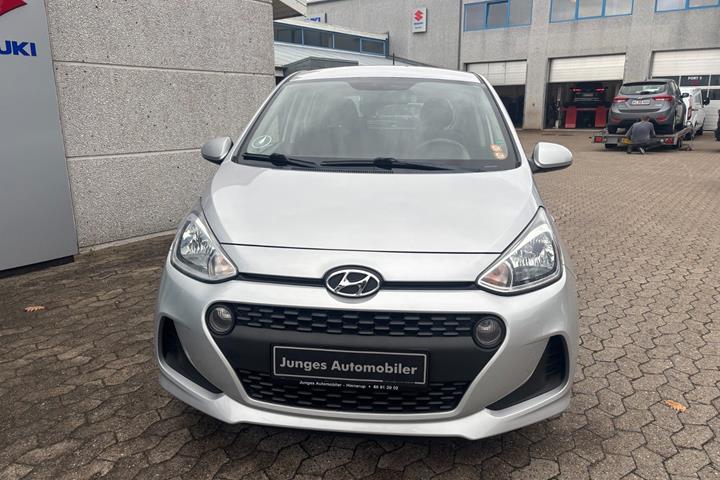 Sølv Hyundai i10 fra 2018