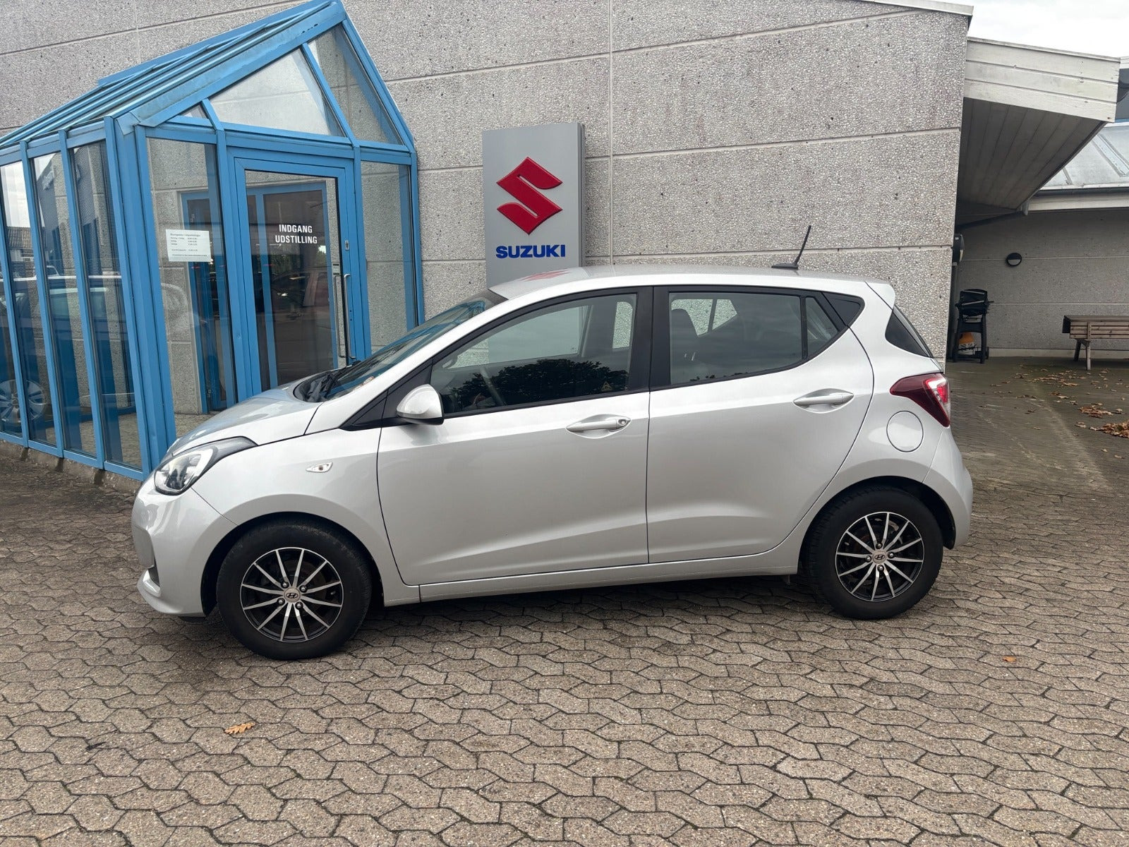 Sølv Hyundai i10 fra 2018