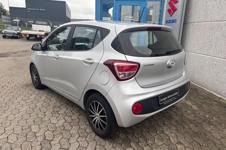 Sølv Hyundai i10 fra 2018