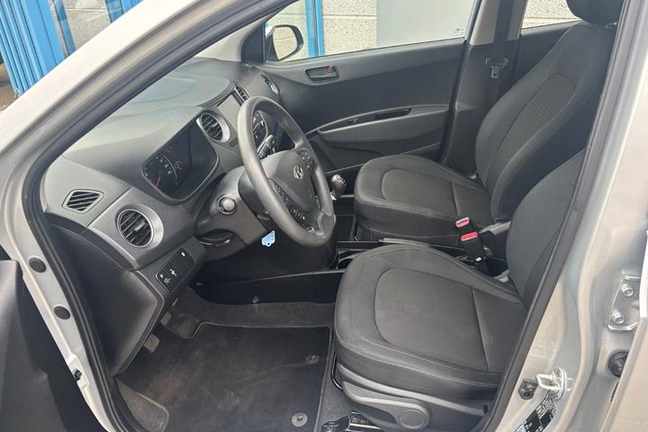Sølv Hyundai i10 fra 2018