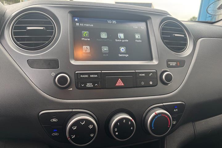 Sølv Hyundai i10 fra 2018