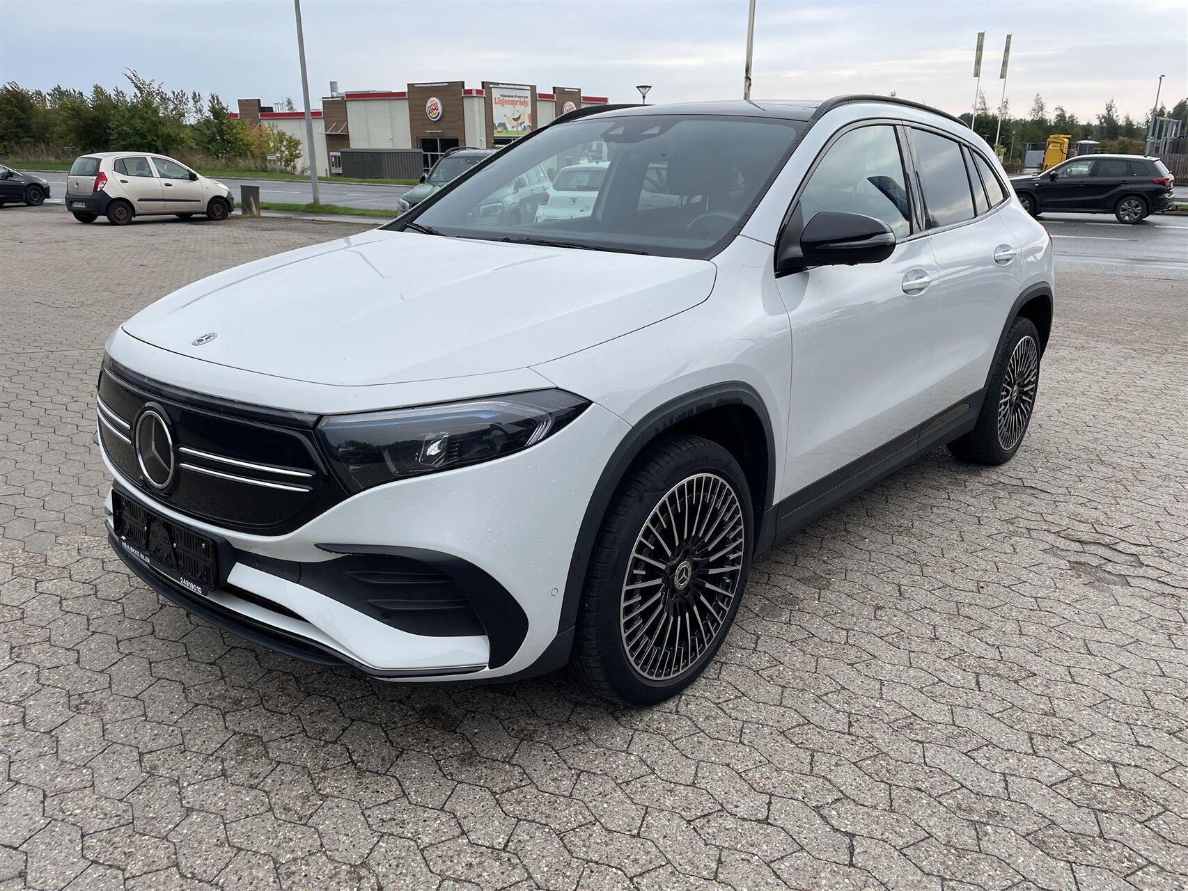 Hvid Mercedes EQA250 fra 2024