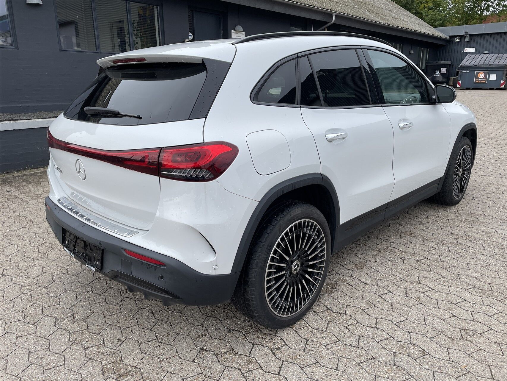 Hvid Mercedes EQA250 fra 2024