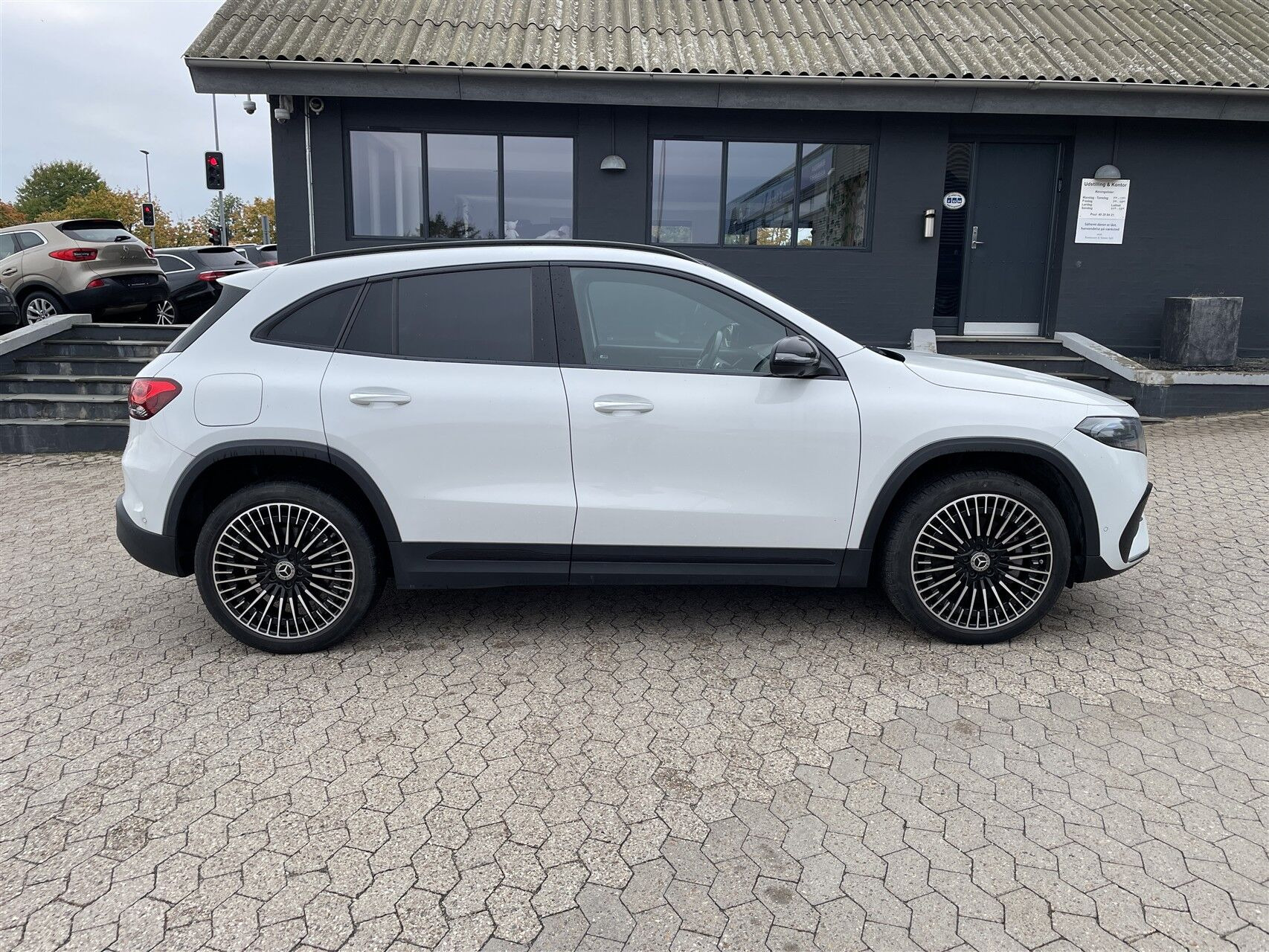 Hvid Mercedes EQA250 fra 2024