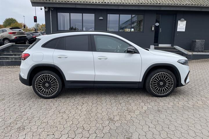 Hvid Mercedes EQA250 fra 2024