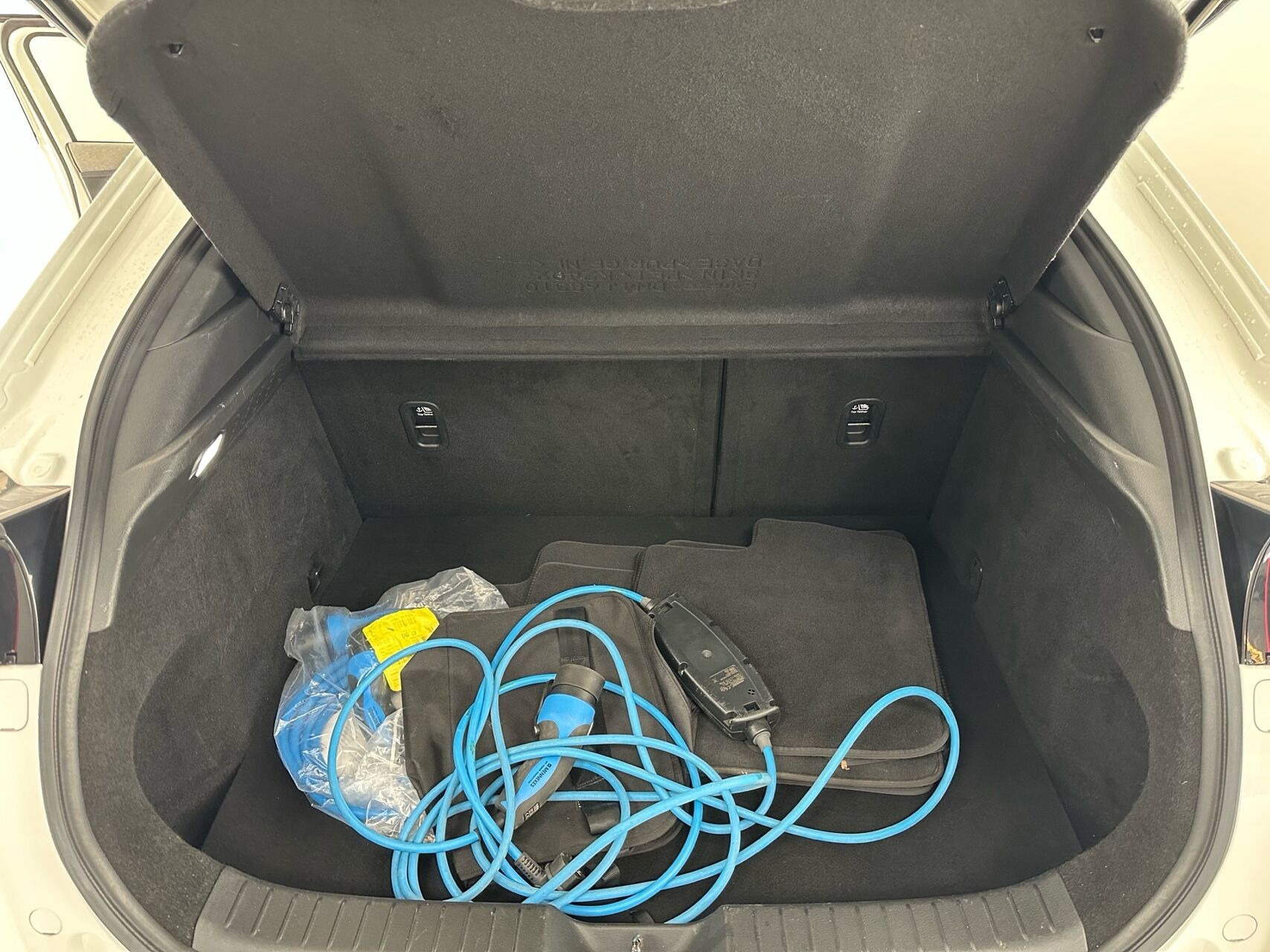 Hvid Mazda MX-30 fra 2023