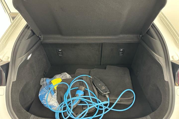 Hvid Mazda MX-30 fra 2023
