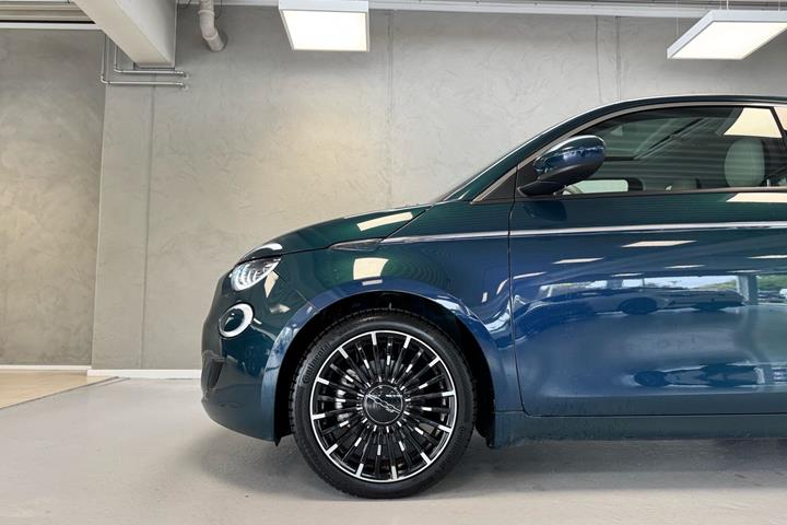 Grøn Fiat 500e fra 2023