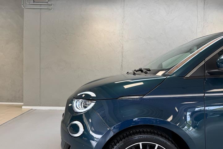 Grøn Fiat 500e fra 2023