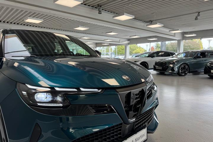 Blå Alfa Romeo Junior fra 2024