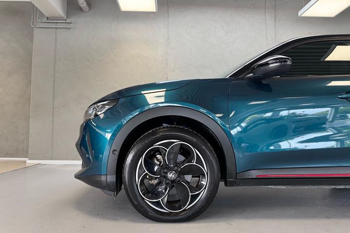 Blå Alfa Romeo Junior fra 2024