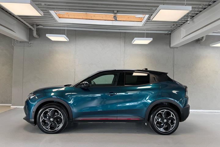 Blå Alfa Romeo Junior fra 2024