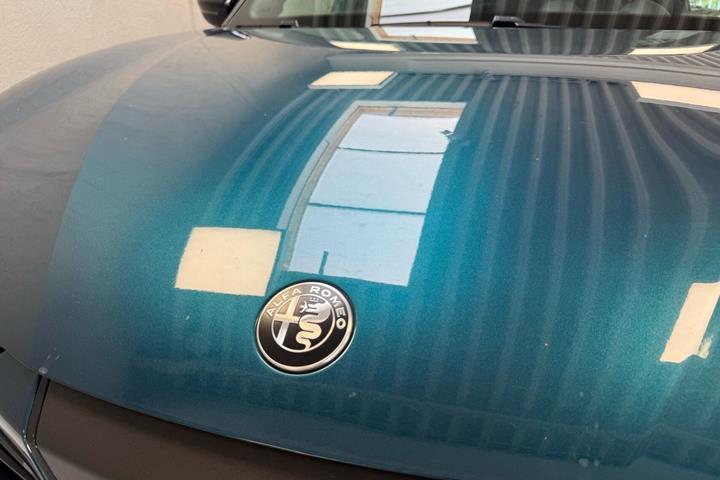 Blå Alfa Romeo Junior fra 2024