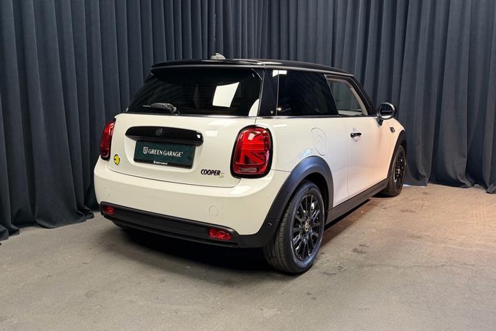 Hvid Mini Cooper fra 2023