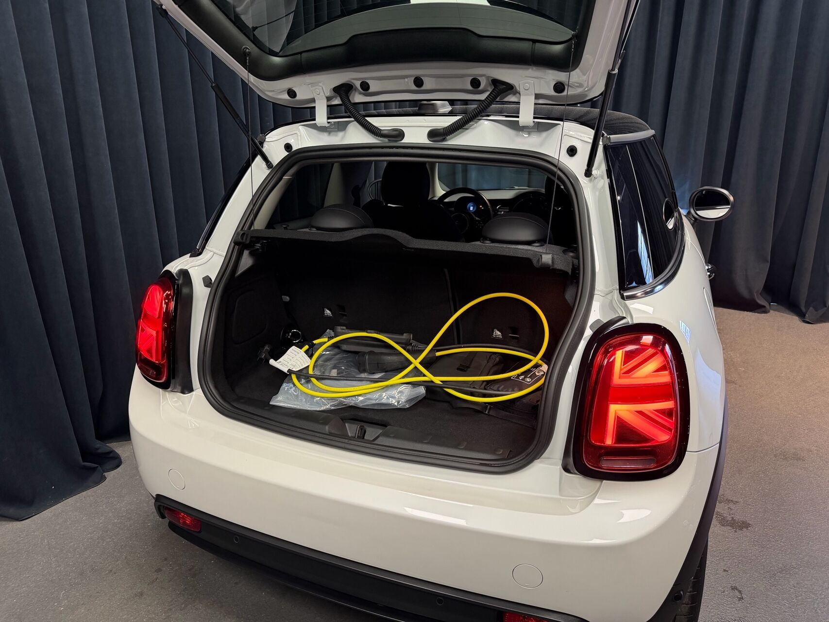 Hvid Mini Cooper fra 2023