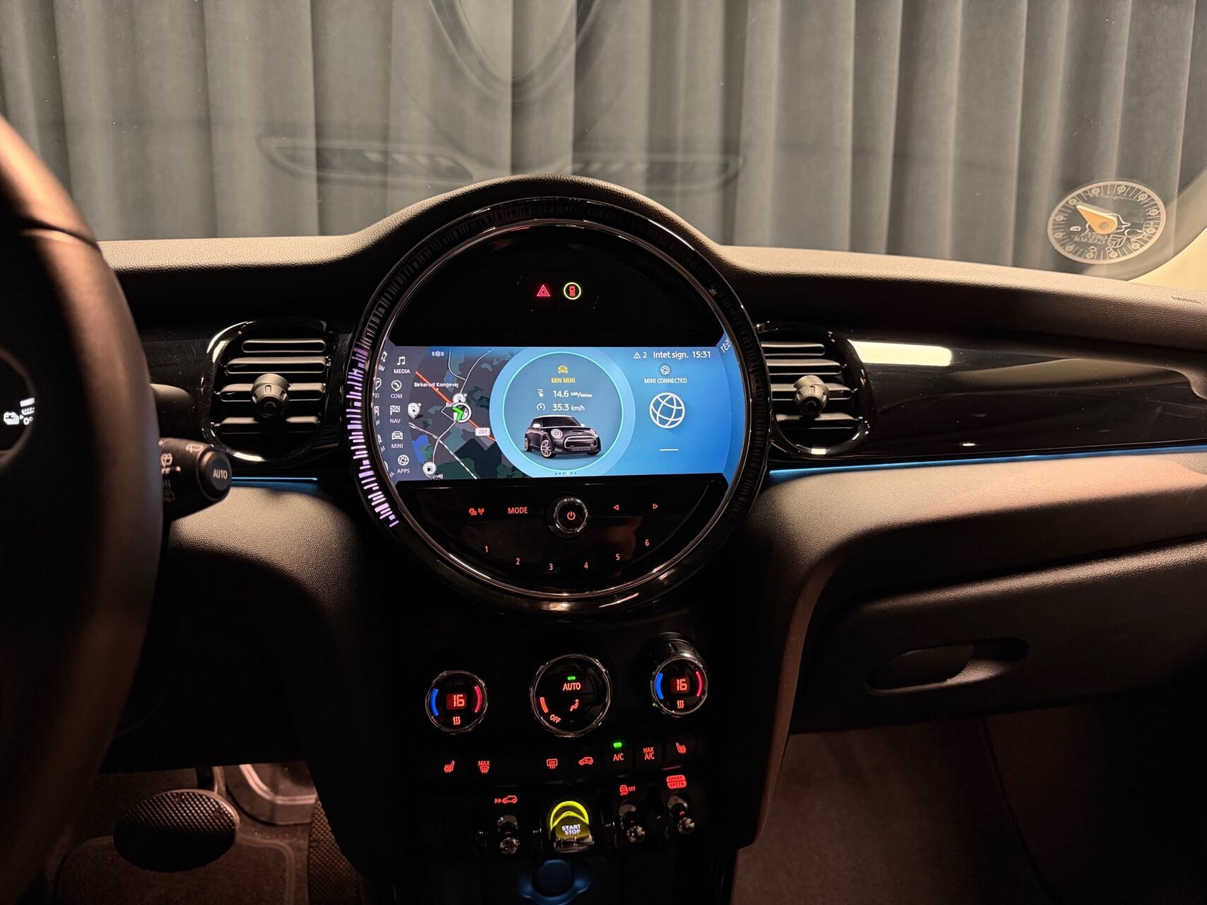 Hvid Mini Cooper fra 2023